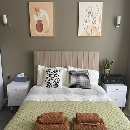 Modern Huge Double Room With Private Bathroom In Colindale Edgware Exteriör bild