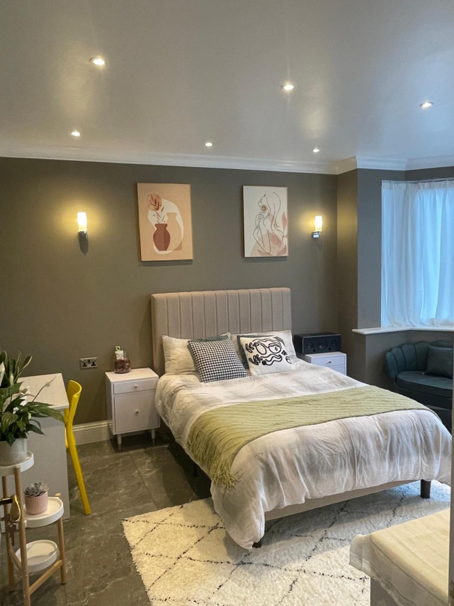 Modern Huge Double Room With Private Bathroom In Colindale Edgware Exteriör bild