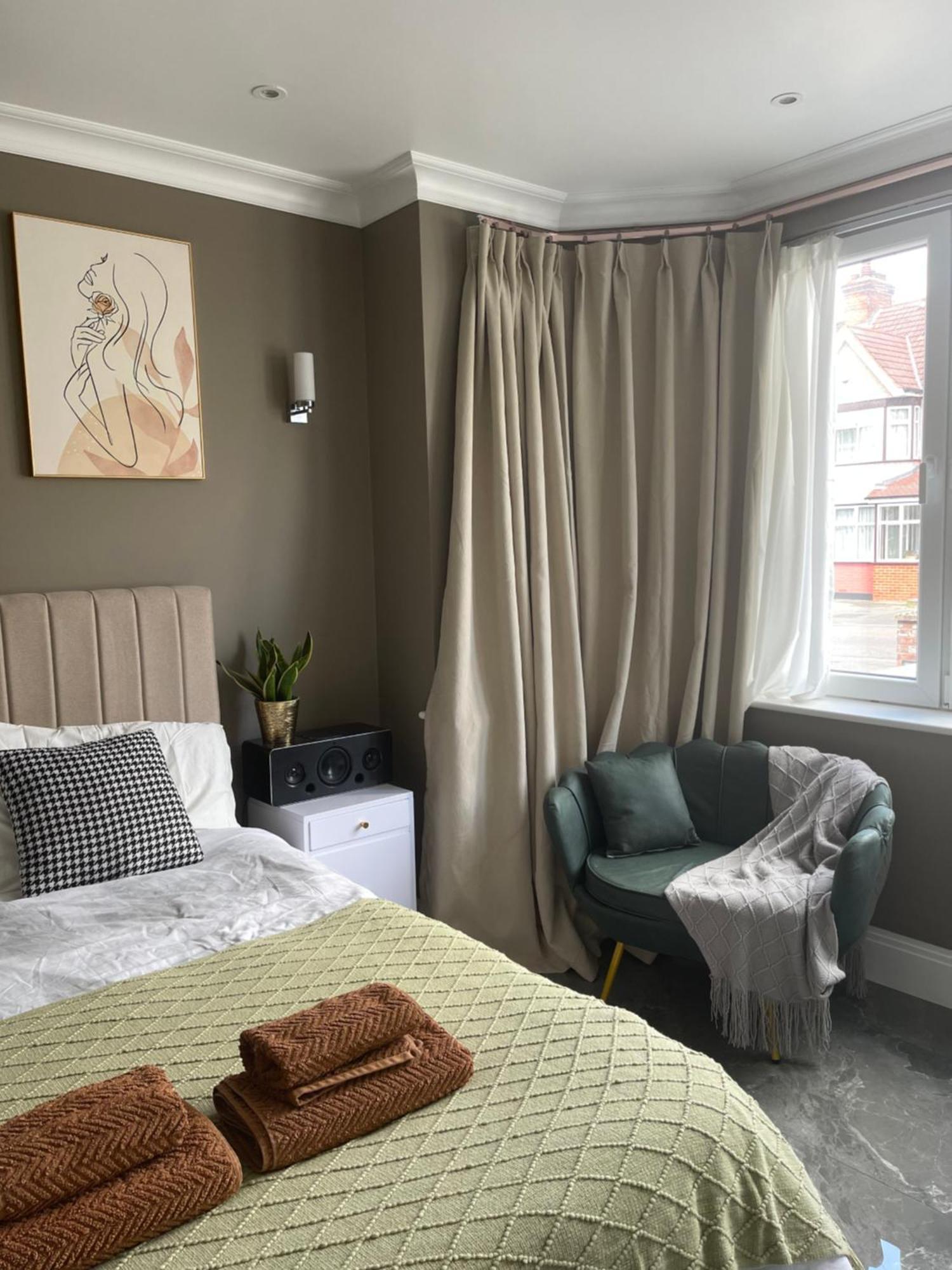Modern Huge Double Room With Private Bathroom In Colindale Edgware Exteriör bild
